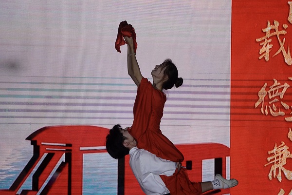 taptap点点官方网站、文法学院联合举办“承百年光辉 颂世纪芳华”迎新晚会