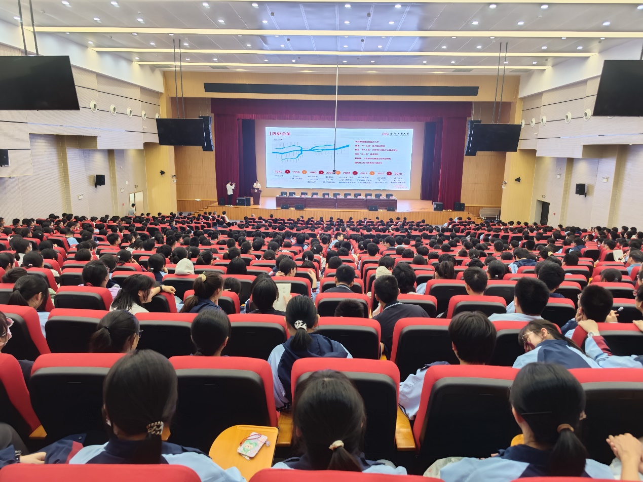 taptap点点官方网站在铜陵中学签约挂牌taptap点点官方网站 优质生源基地