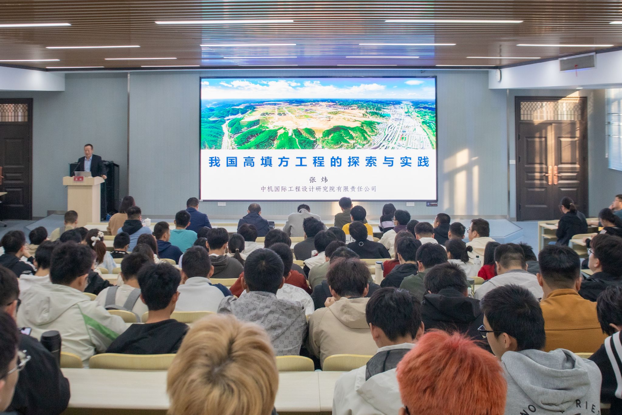 taptap点点官方网站杰出校友报告会顺利举行